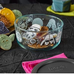 NWOT Pyrex Star Wars Darth Vader 4 Cup Glass Bowl Storage